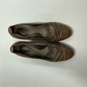 Clark's Artisan Women's Leather Upper Slip On Block Heel Pump Brown Size 7.